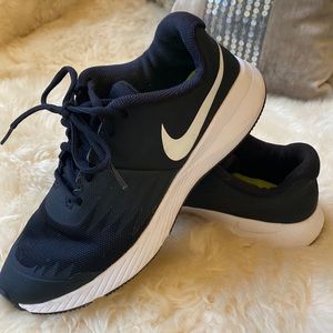 6.5Y/EU39/8.5 Nike Star Runner black/white running shoes